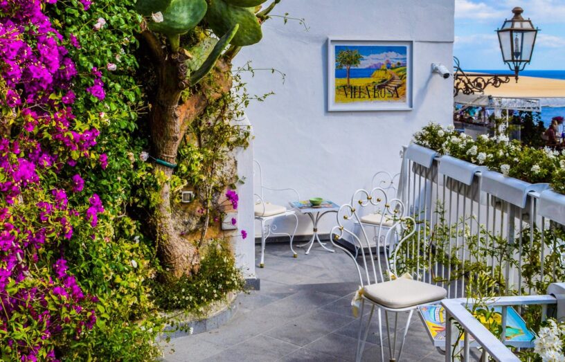 balkon z kwiatami w doniczkach